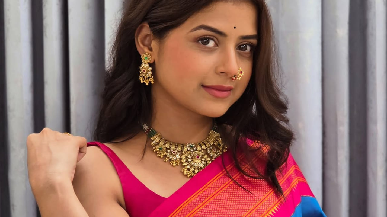 नुकतेच तिने सोशल मीडियावर काही सुंदर फोटो शेअर केले असून, या फोटोंमध्ये तिचा पारंपरिक अंदाज चाहत्यांचं लक्ष वेधून घेत आहे.