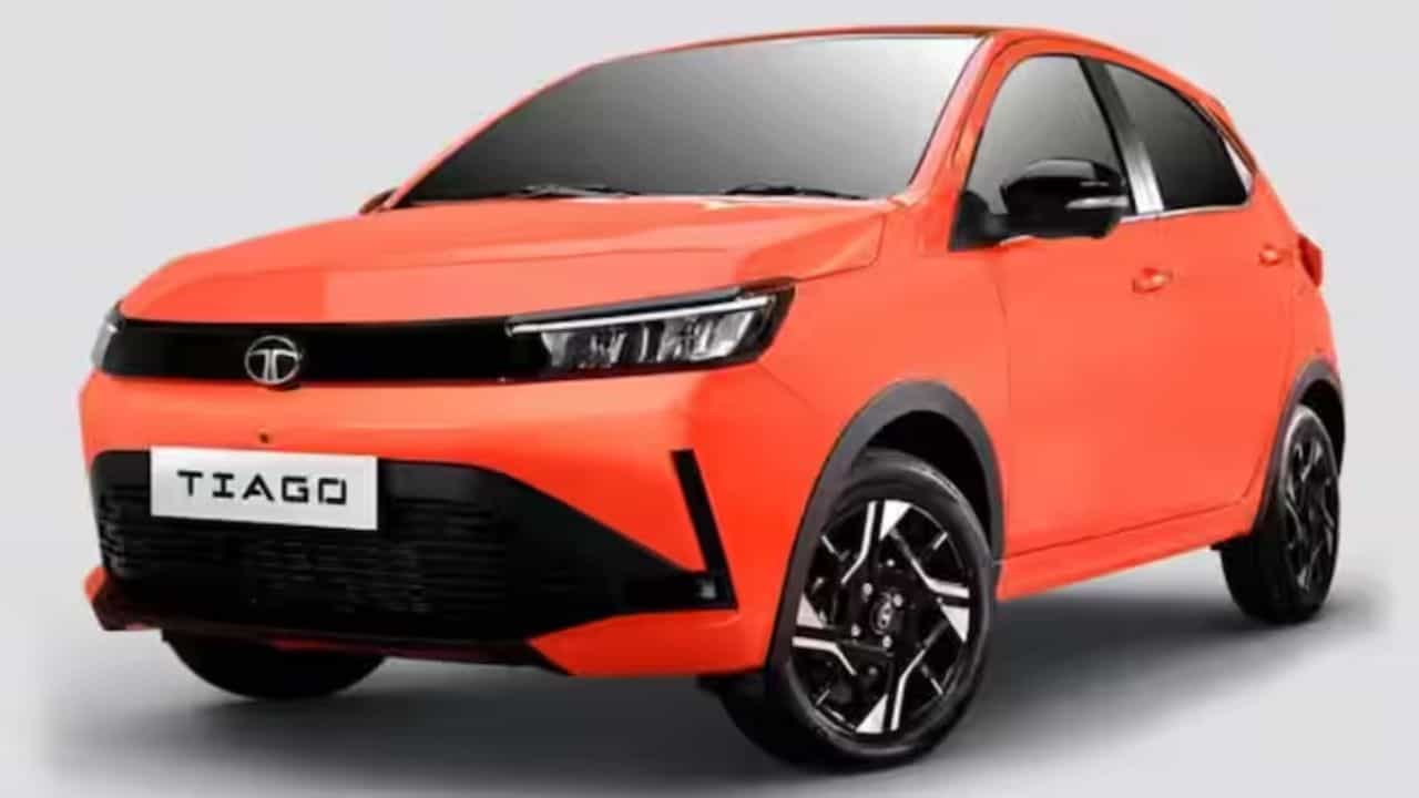 Tata Tiago EV च्या काही व्हेरिएंट्सवर ग्राहकांना १.४५ लाख रुपयांपर्यंतचे डिस्काऊंट मिळू शकते. हा संपूर्ण फायदा कॅश रकमेत मिळेल असे नाही. यात वेगवेगळ्या ऑफर, ग्राहकांची पात्रतेच्या हिशेबाने ही ऑफर वेगवेगळी असू शकते. त्यामुळे कार खरेदी करण्यापूर्वी डिलर कडून ऑफरची नीट माहिती घ्या..