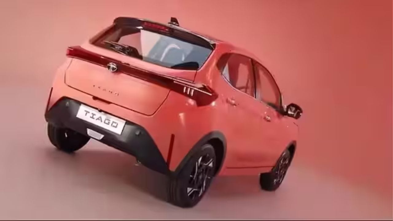 Tiago EV  मध्ये वेगवेगळ्या क्षमतेच्या बॅटरीचे पर्याय मिळतात. याच 19.2kWh आणि 24kWh बॅटरी पॅक वाले व्हेरिएंट उपलब्ध आहे. छोट्या बॅटरीचे मॉडेल मुख्यत: शहरातील लोकांना घर ते कार्यालयासाठी उपयुक्त आहे. जर जास्त क्षमतेचे Long Range मॉडेल त्या ग्राहकांसाठी चांगले आहे जे लांबचा प्रवास करु शकतात. 