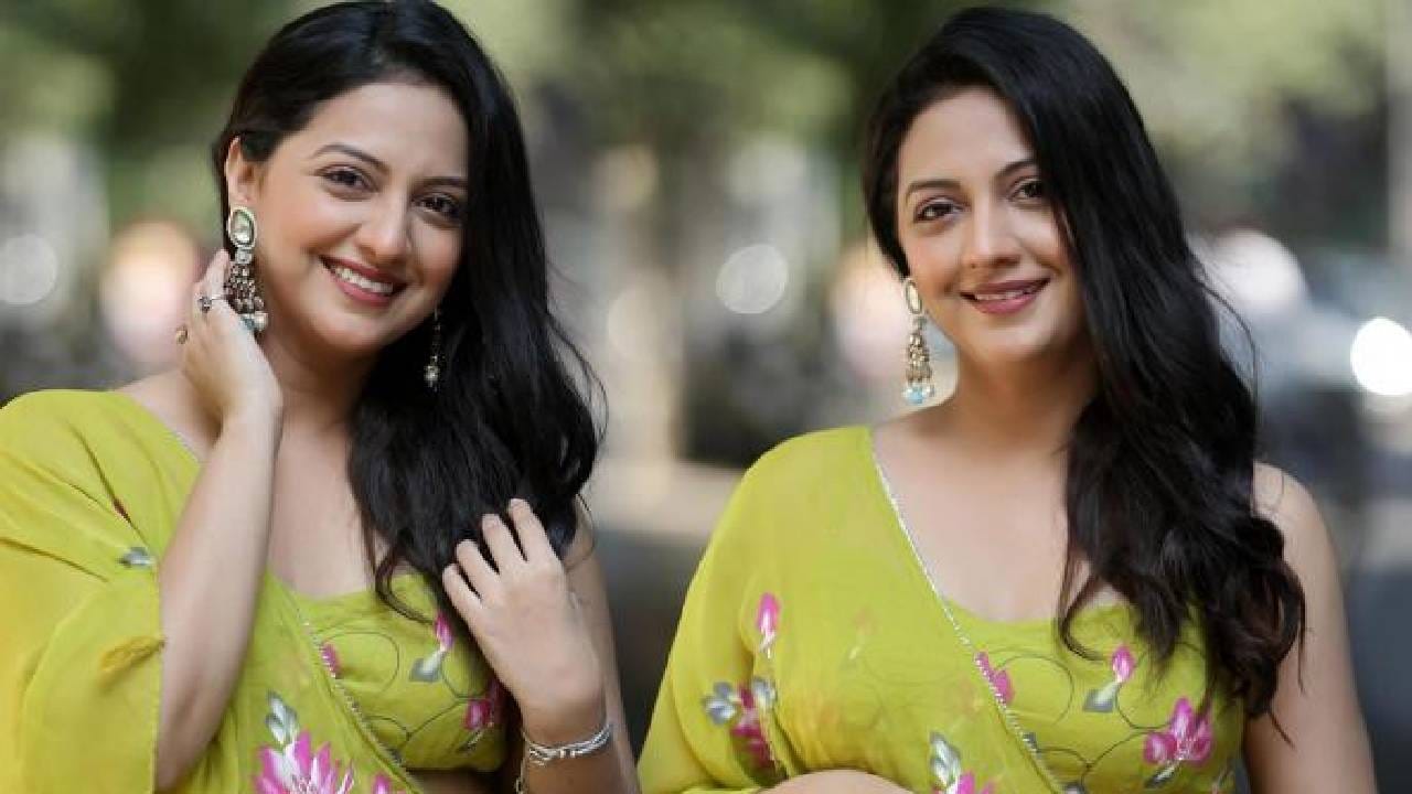 छोट्या पडद्यावरील सर्वांची आवडती आणि लाकडी अभिनेत्री म्हणून तेजश्री प्रधान ओळखली जाते. तिची सोज्वळ सुनेची भूमिका प्रेक्षकांच्या विशेष पसंतीला उतरली. तेजश्री कायम तिच्या लूक आणि भूमिकांमुळे चर्चेत असते. पण सध्या प्रेक्षकांना तिची एकूण संपत्ती किती आहे? हे जाणून घ्यायचे आहे.