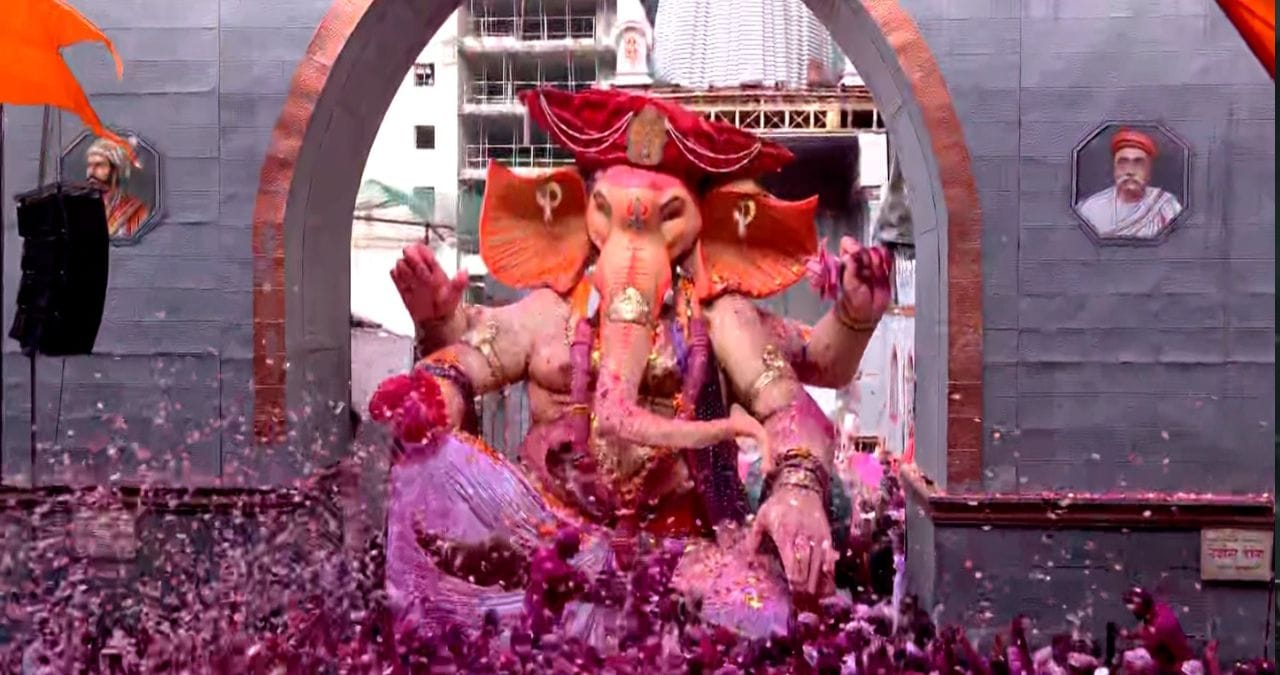 लाडक्या गणरायाच्या विसर्जनासाठी निरोपाची आरती घेण्यात आली. त्यानंतर सर्व प्रसिद्ध गणपती विसर्जनासाठी निघाले. रस्त्यावर भाविक, कार्यकर्त्यांची गर्दी पाहायला मिळत आहे.