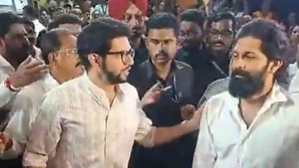 BJP On Thackeray : महाराष्ट्र गीत सुरु असताना दोघेही..हा महाराष्ट्राचा अपमान नाही का? आदित्य ठाकरे-अमित ठाकरेंचा लालबागमधला VIDEO व्हायरल