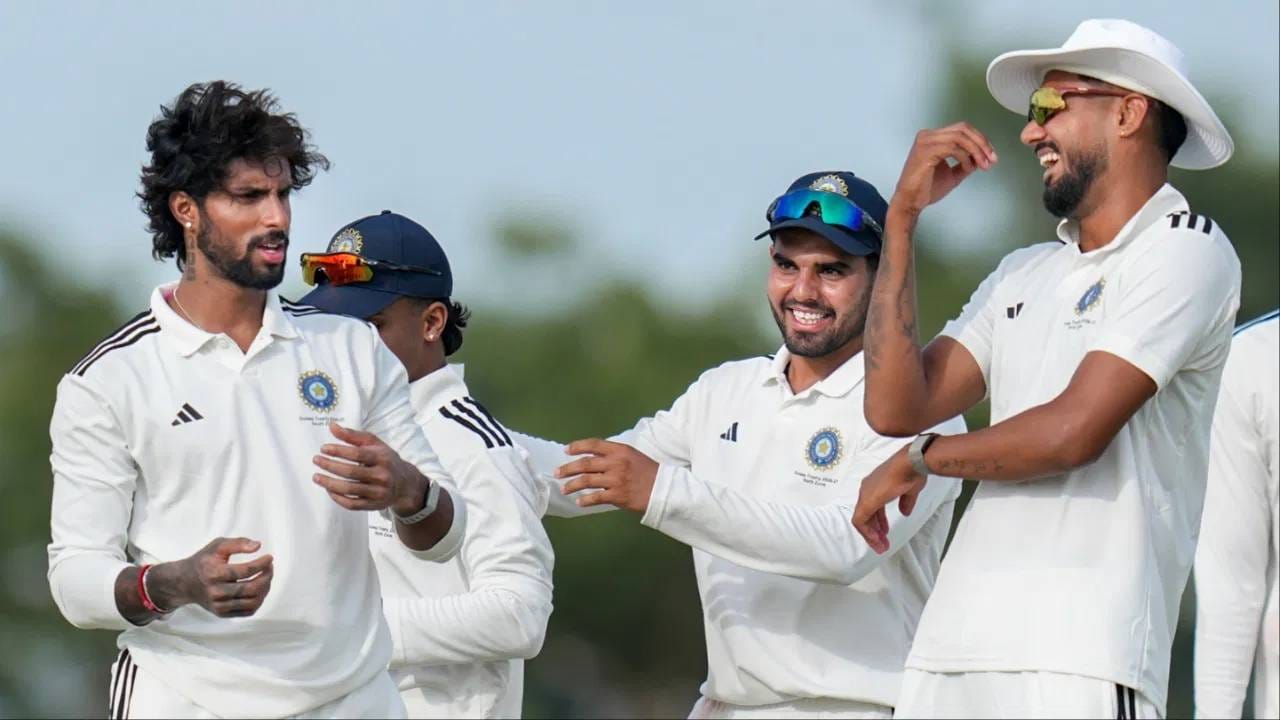 तिलक वर्माने सांगितलं की, टीम कॉम्बिनेशनवर शेवटचा निर्णय खेळपट्टी पाहिल्यानंतर घेतला जाईल. जर फिरकीपटूला प्लेइंग 11 मध्ये घ्यायचंच झालं तर तिरुपुराना विजय एक चांगला पर्याय ठरू शकतो.  (Photo PTI) 