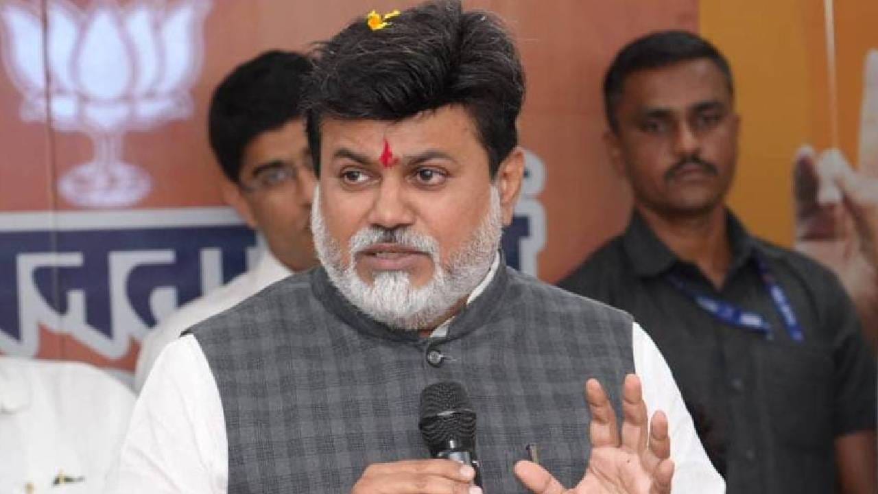राज्यात मोठं काही घडणार? ऑपरेशन टायगर होणार का? उदय सामंत पहिल्यांदाच म्हणाले, लवकरच... राज्यात मोठं काही घडणार? ऑपरेशन टायगर होणार का? उदय सामंत पहिल्यांदाच म्हणाले, लवकरच...