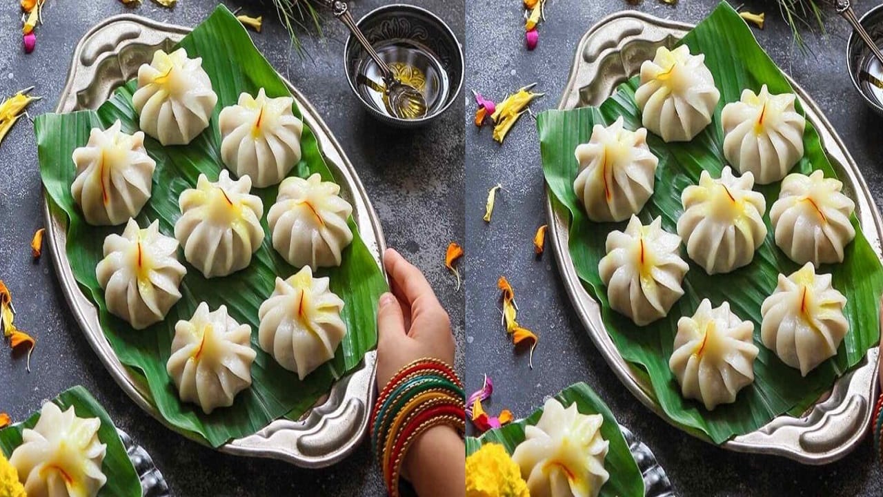 उकडीचा छोटा गोळा घेऊन हाताने पातळ वाटीसरखा आकार द्या. मध्यभागी 1–1½ चमचा सारण भरा. कडा पाकळ्यांसारख्या घड्या करून वरून बंद करा. मोदकांना वाफवणीच्या ताटलीत ठेवा. साधारण 10–12 मिनिटे वाफ द्या.