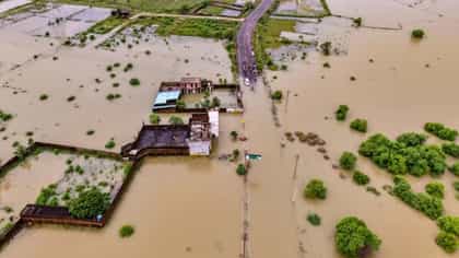 उत्तर प्रदेशात मुसळधार पावसाचा हाहाकार, 48 तास अतिधोक्याची, थेट 63...
