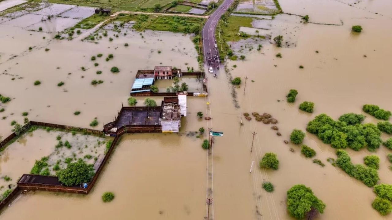 उत्तर प्रदेशात मुसळधार पावसाचा हाहाकार, 48 तास अतिधोक्याची, थेट 63.. उत्तर प्रदेशात मुसळधार पावसाचा हाहाकार, 48 तास अतिधोक्याची, थेट 63..