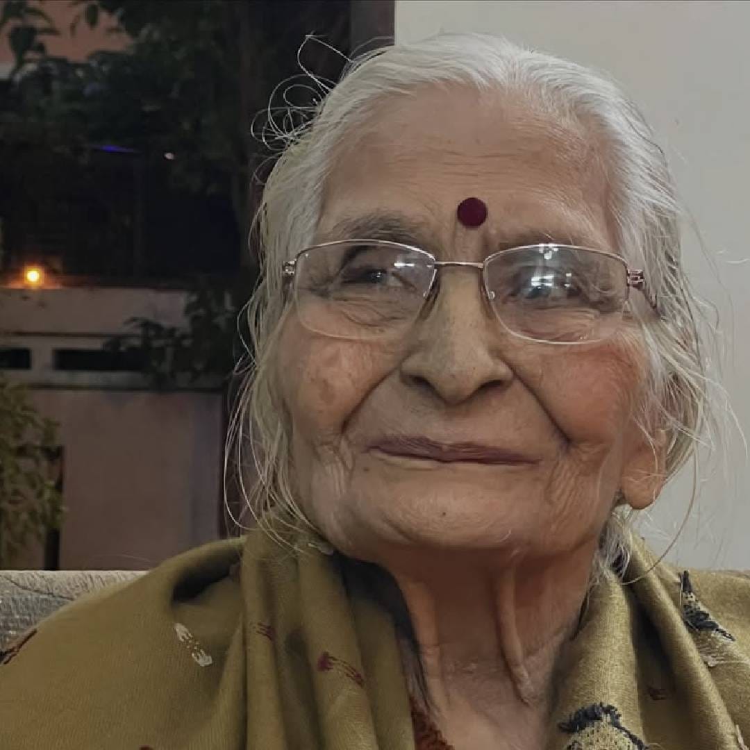 आजीच्या शेवटच्या क्षणी आई तिच्या बाजूला होती आणि भगवद्गीतेचे श्लोक म्हणत होती, असंही वैभवने भावूकपणे सांगितलं. अखेरच्या निरोपावेळी डोळ्यांत अश्रू असल्याचं सांगत त्याने आजीचे आभार मानले आणि 'नि:स्वार्थ प्रेमाचा खरा अर्थ तू मला समजावून दिलास,' अशी हृदयस्पर्शी भावना व्यक्त केली.