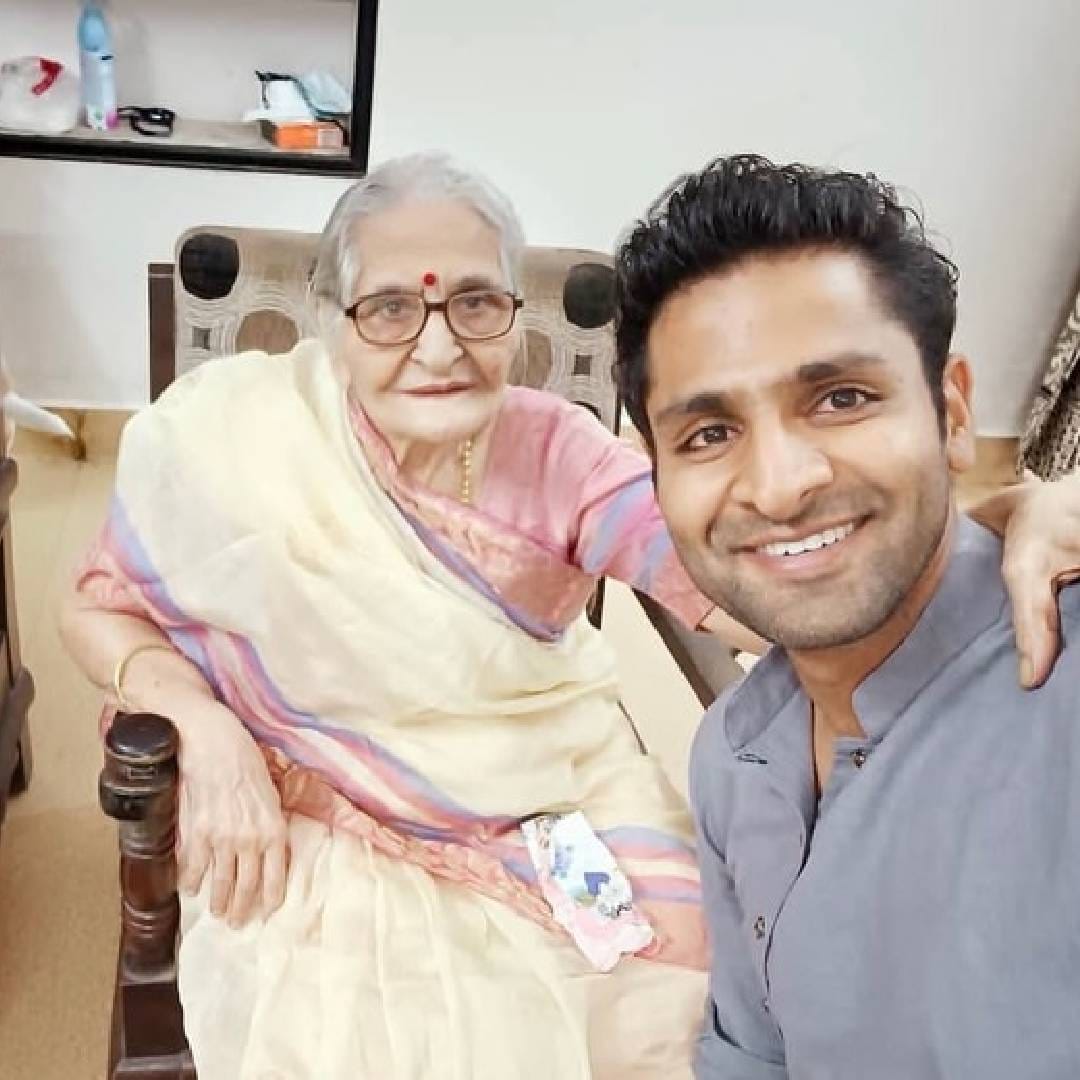 वैभवच्या आजीचा सोशल मीडियावरही अनेकांशी अप्रत्यक्षपणे संबंध आला होता. 'तुझी आजी खूप क्यूट आहे,' अशा अनेक कमेंट्स आणि मेसेजेस त्याला मिळायचे. विशेष म्हणजे, आजीलाही हे मेसेज वाचायला खूप आवडायचे, असं वैभवने सांगितलं. तिच्या प्रेमळ व्यक्तिमत्त्वामुळे ती सोशल मीडियावर ओळख नसतानाही अनेकांच्या मनात स्थान निर्माण करू शकली होती.
