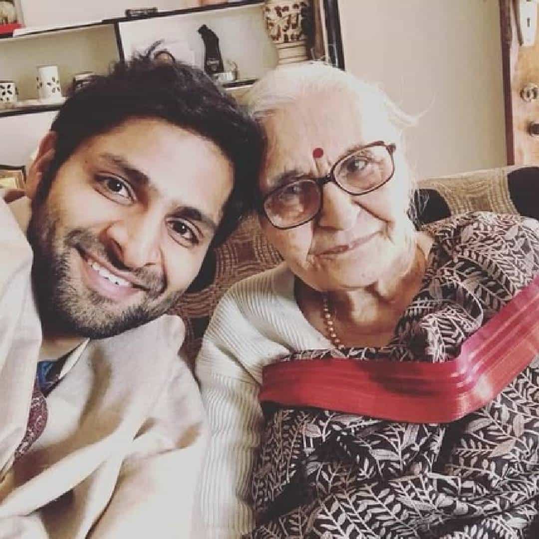 मराठी अभिनेता वैभव तत्त्ववादीच्या आजीचं निधन झालं असून सोशल मीडियावर त्याने अत्यंत भावुक पोस्ट लिहिली आहे. आजीसोबतच्या आठवणींना उजाळा देताना वैभवने तिच्या प्रेमळ स्वभावाचं आणि कुटुंबाशी असलेल्या नात्याचं वर्णन केलं. वैभवचं त्याच्या आजीसोबत खूप जवळचं नातं होतं.