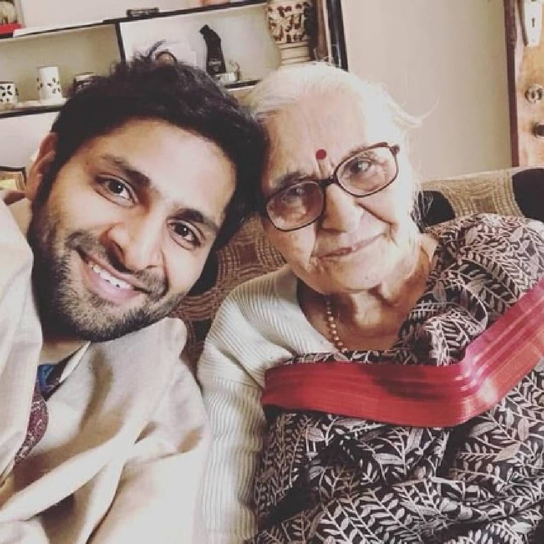 मराठी अभिनेता वैभव तत्त्ववादीच्या आजीचं निधन झालं असून सोशल मीडियावर त्याने अत्यंत भावुक पोस्ट लिहिली आहे. आजीसोबतच्या आठवणींना उजाळा देताना वैभवने तिच्या प्रेमळ स्वभावाचं आणि कुटुंबाशी असलेल्या नात्याचं वर्णन केलं. वैभवचं त्याच्या आजीसोबत खूप जवळचं नातं होतं.