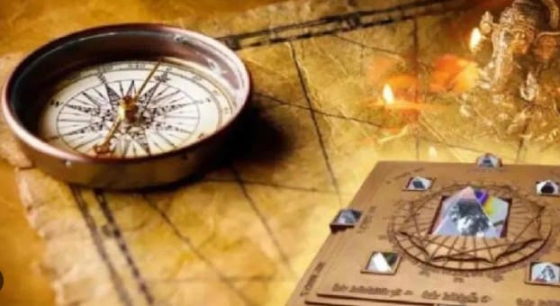 Vastu Tips : वास्तुशास्त्रात घरातील वस्तूंबरोबरच व्यक्तीच्या दैनंदिन वापरातील काही वस्तूंबाबतही विविध मान्यता आहेत. कपडे आणि पादत्राणे यांचा व्यक्तीच्या शरीराशी थेट संपर्क येतो. त्यामुळे या वस्तू संबंधित व्यक्तीच्या व्यैयक्तिक वापराच्या वस्तू मानल्या जातात.