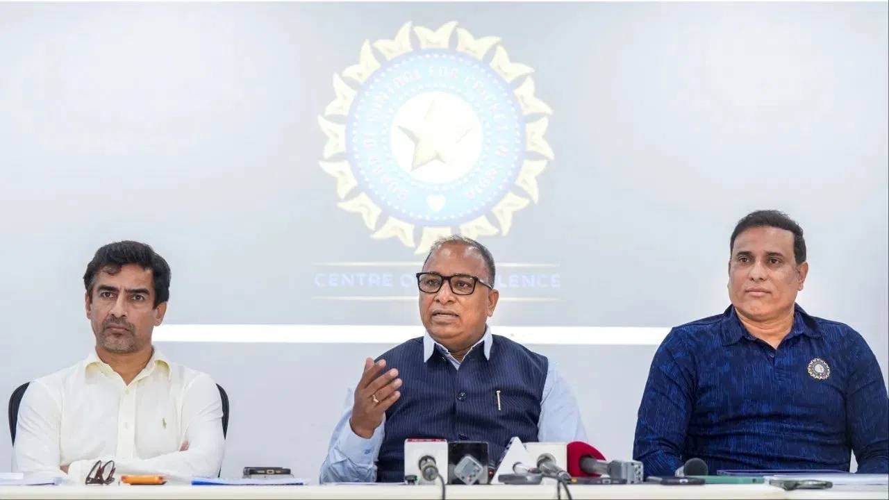 बीसीसीआय सचिव देवजीत सैकिया यांनी सांगितलं की, व्हीव्हीएस लक्ष्मणला क्रिकेट डायरेक्टर असं कोणतंच पद दिलं जाणार नाही. सेंटर ऑफ एक्सिलेंसच्या अध्यक्षपदी कायम असणार आहे. (फोटो: पीटीआय)