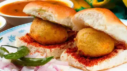20 रुपयांच्या वडापावसाठी तरुणीने खर्च केले 15 हजार, चक्क....