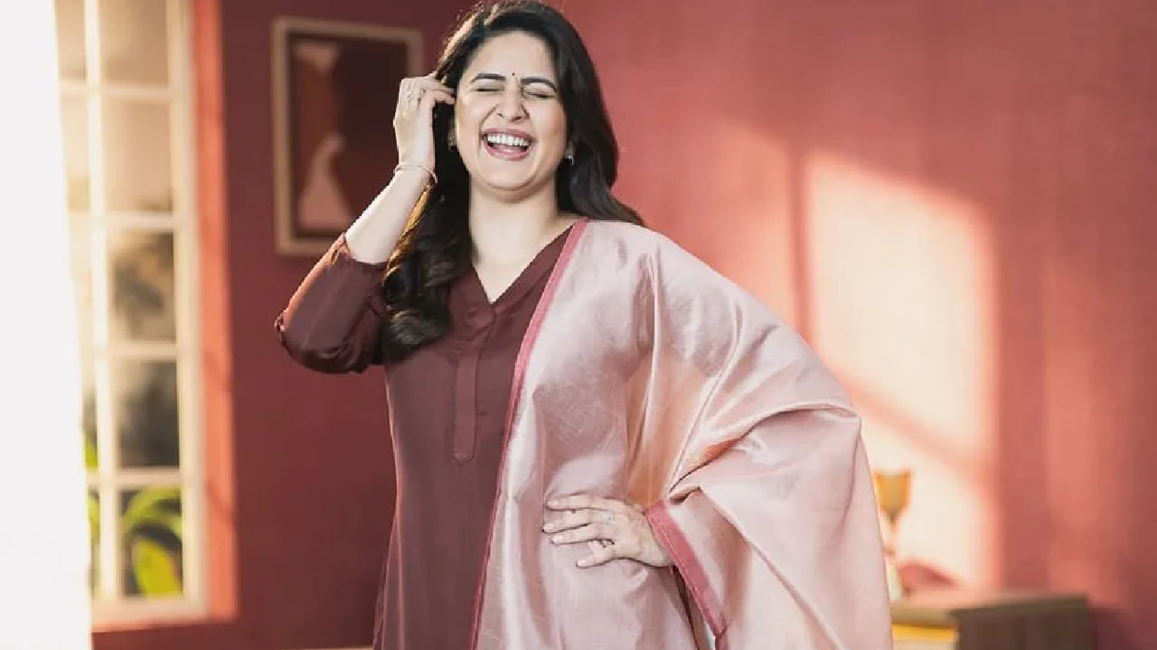 या कुर्त्यावर तिने फिकट गुलाबी रंगाचा रेशमी दुपट्टा घेतला आहे. दुपट्ट्यावर असलेली नाजूक फुलांची डिझाईन तिच्या पोशाखाला सुंदर स्पर्श देत आहे.