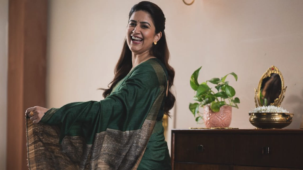 या साडीला असलेला सोनेरी-राखाडी रंगाचा नाजूक काठ तिच्या लूकला अधिक खुलवत आहे. त्यासोबत वैदेहीने घातलेल्या नाजूक दागिन्यांमुळे तिचा पारंपरिक लूक आणखी उठून दिसत आहे.