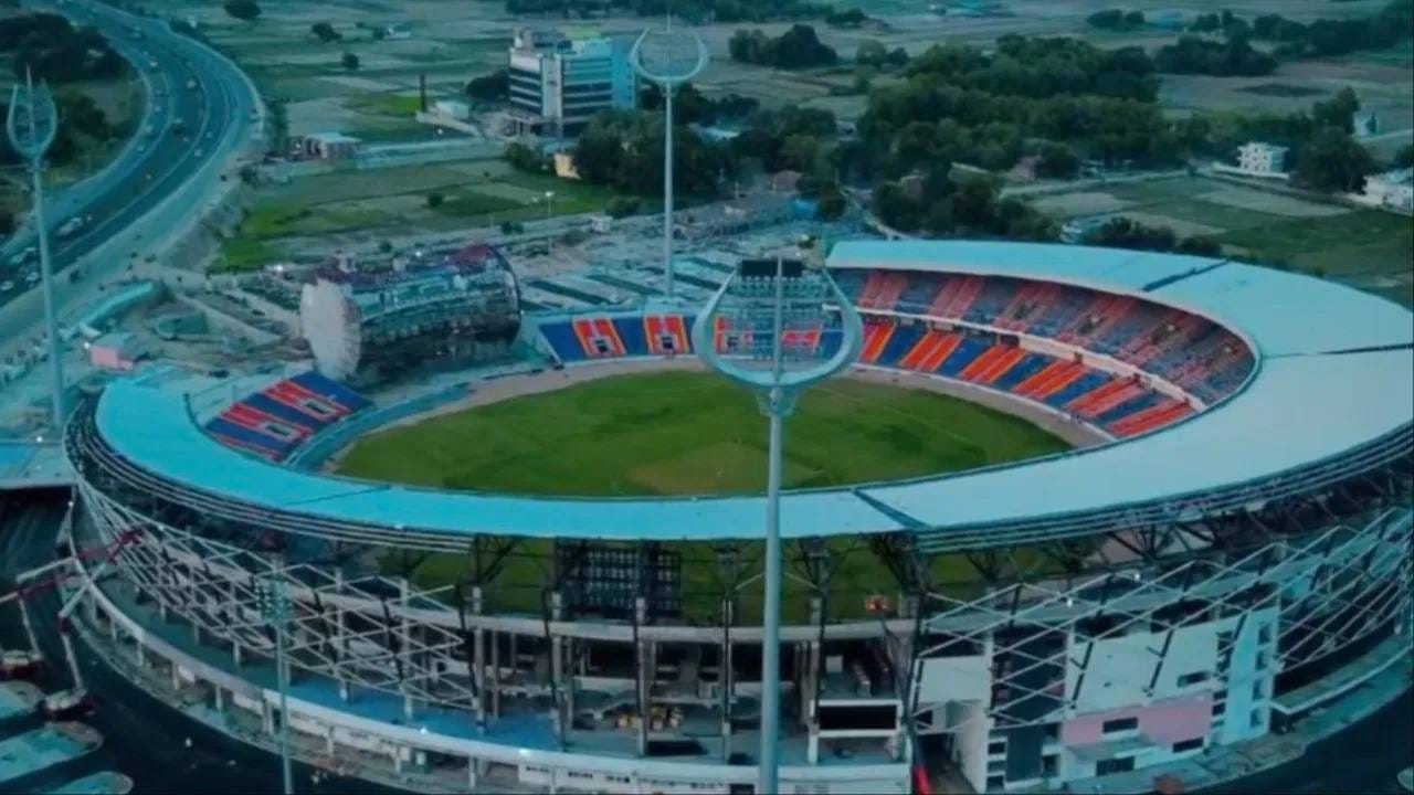 हे स्टेडियम आधुनिक सुविधांनी सज्ज असून यात काशीची धार्मिक आणि सांस्कृतिक ओळख जपण्यात आली आहे. रणजी आणि डब्ल्यूपीएलच्या यशस्वी आयोजनानंतर येथे भविष्यात आयपीएल आणि आंतरराष्ट्रीय सामने देखील खेळवले जातील. (Photo: X)