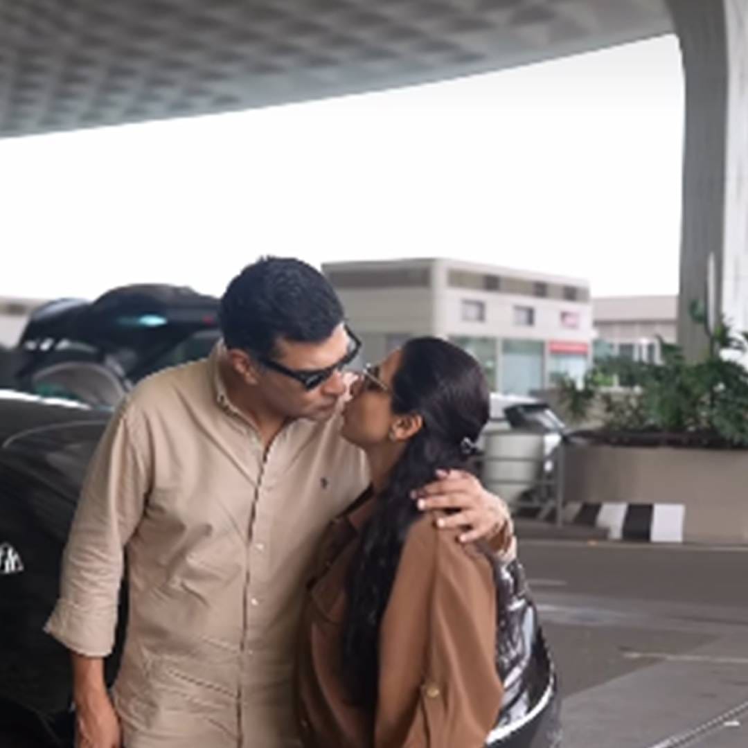 या रोमँटिक क्षणांचे फोटो आणि व्हिडीओ सोशल मीडियावर वेगाने व्हायरल झाले आहेत. विद्या आणि सिद्धार्थ सामान्यतः त्यांचं वैयक्तिक आयुष्य प्रसिद्धीपासून दूर ठेवताना दिसतात. त्यामुळे सार्वजनिक ठिकाणी त्यांचा असा रोमँटिक अंदाज पाहायला मिळाल्याने चाहत्यांचं विशेष लक्ष या फोटोंकडे गेलं आहे.
