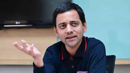 ...तर विद्यानंद बापटांना अमेरिकेत पाठवू, पुण्यातील तरुण म्हणाले....