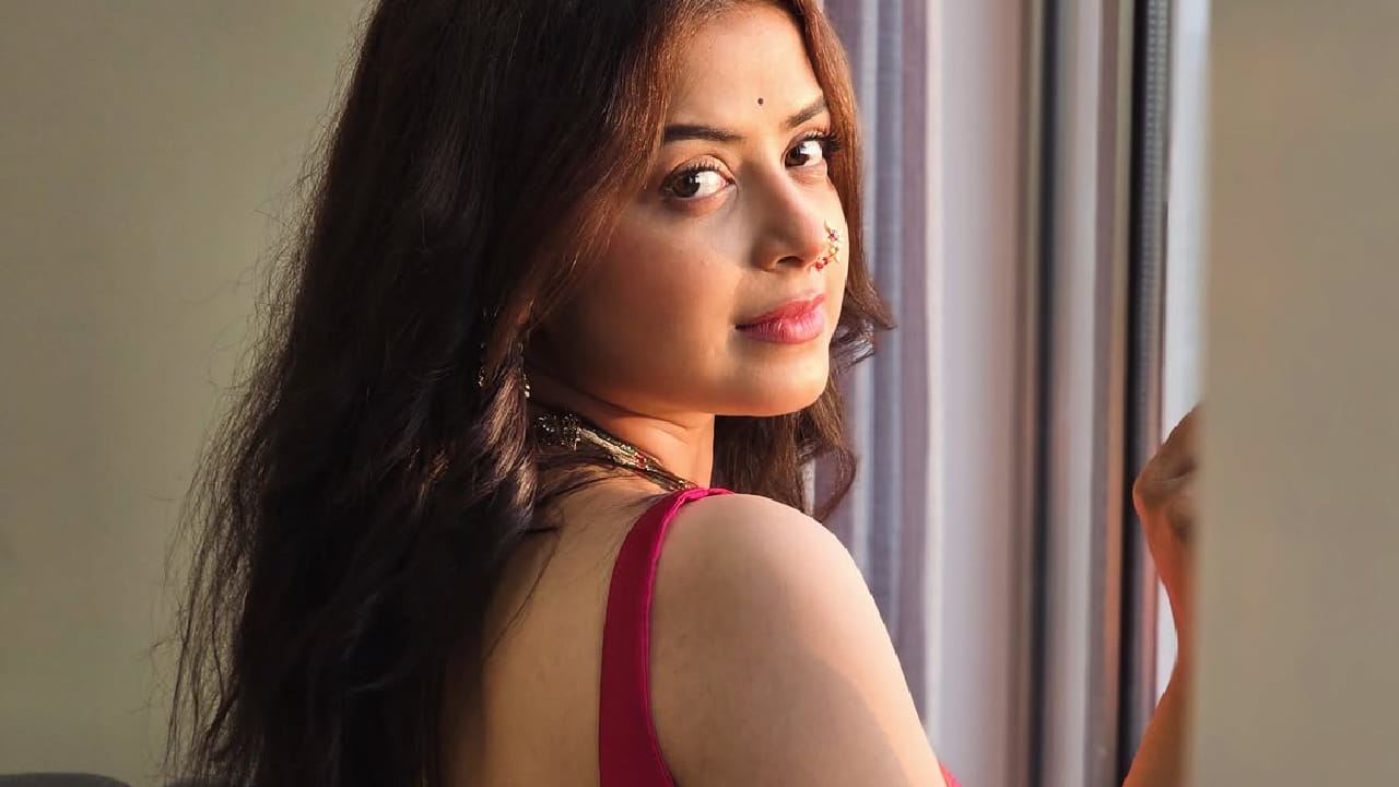 कपाळावरची छोटीशी काळी टिकली आणि मोकळे सोडलेले कुरळे केस तिच्या सौंदर्याला अधिकच खुलवत आहेत. फोटोशूटदरम्यान तन्वीने खिडकीजवळ उभं राहून दिलेल्या विविध पोज चाहत्यांना विशेष भावल्या आहेत.