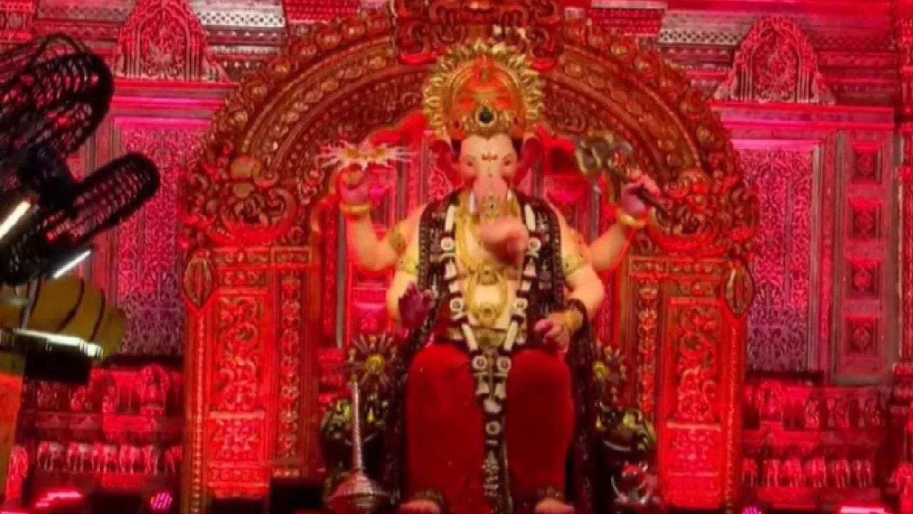 यावर्षी सुद्धा अनेक भक्तांचे नवस राजाने पूर्ण केल्याने भक्तांनी सोने - चांदीच्या वस्तू तसेत अनेक गोष्टी भेट म्हणून दिल्या आहेत.