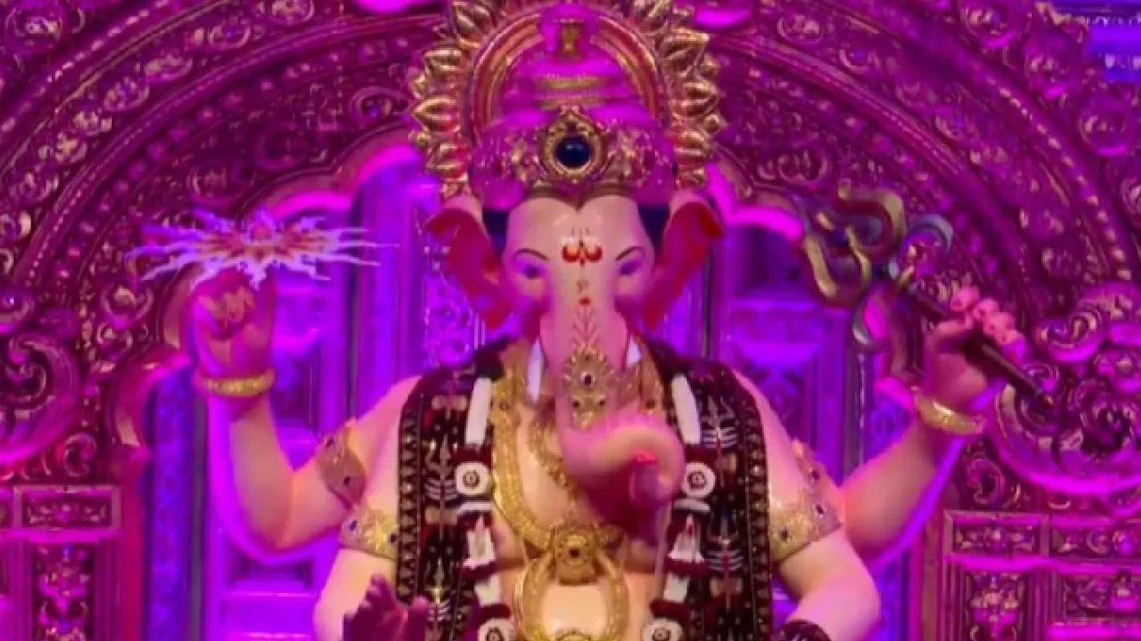 तर एका अज्ञात भाविकाने १८ कॅरेट सोन्याची १४१ ग्रॅम वजनाची गणेश मूर्ती अर्पण केली आहे. या गणेश मूर्ती ची किंमत १५ लाख ६५ हजार रूपये आहे.