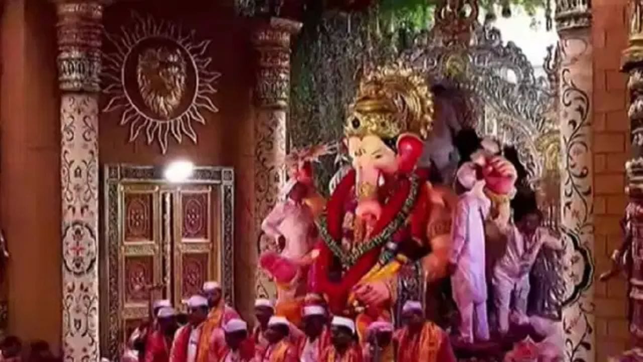 तसेच अनेक सोन्याचे दागिने, मोदक, चांदीच्या गदा, क्रिकेटच्या बॅट, आणि दोन मोटर बाईक लिलावाचे मुख्य आकर्षण आहेत…