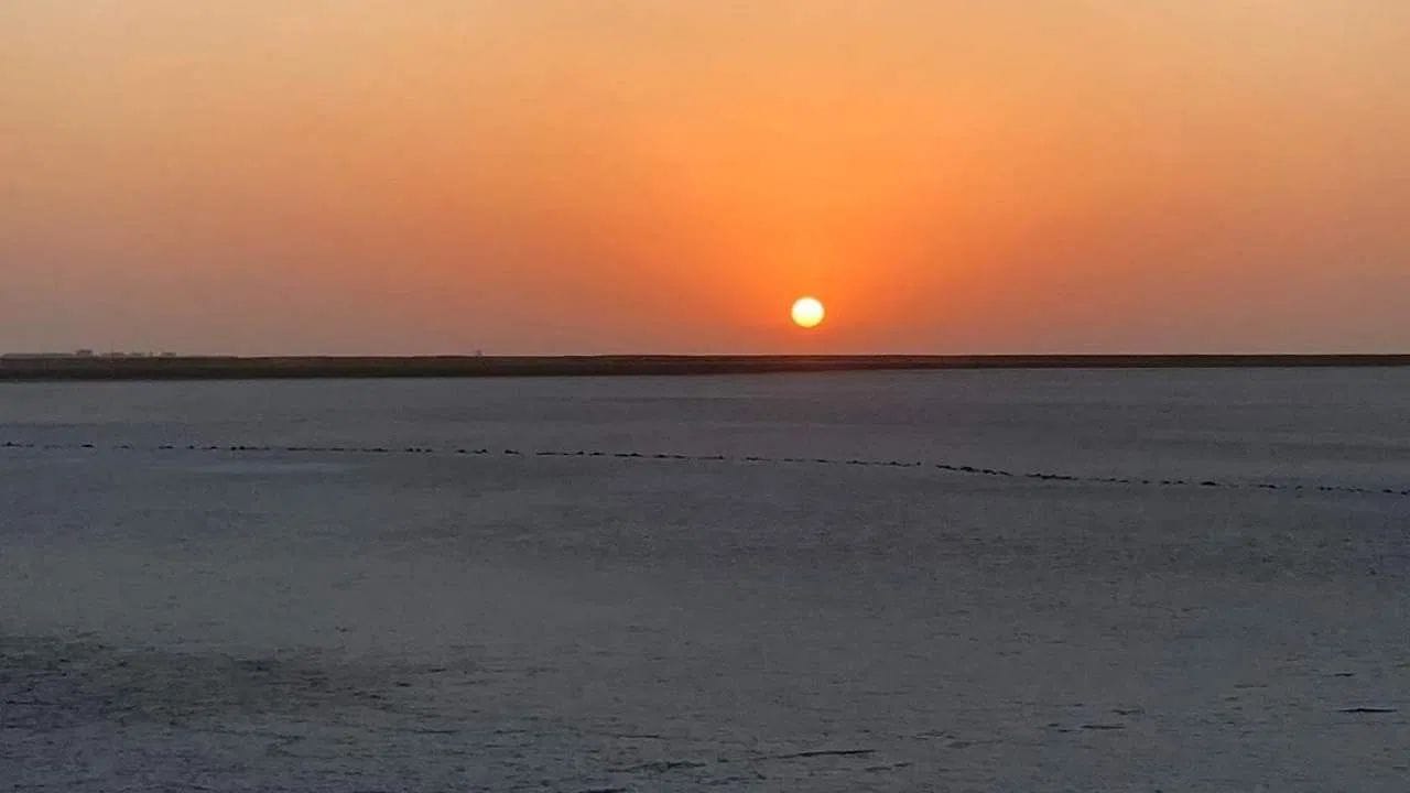 कच्छ रण, गुजरात पांढऱ्याशुभ्र मिठाच्या वाळवंटात मावळणारा सूर्य पाहणं. हा एक वेगळाचं अनुभव आहे. सूर्य जस जसा मावळतो तश्या त्याच्या केशरी, गुलाबी, सोनेरी रंगाच्या सफेद वाळूवर पडतात.त्यामुळे संपूर्ण परिसर सूर्यास्ताच्या रंगात रंगून जातो.