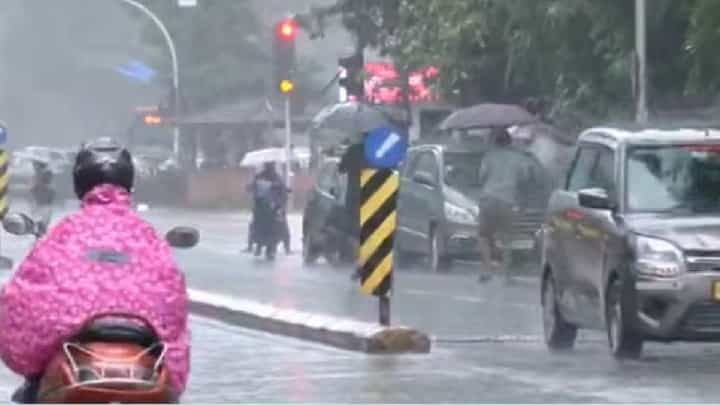 Mumbai Rain Updates | मुंबईच्या दादरमध्ये पावसाची हजेरी! रिमझिम सरींनी मुंबईकरांना दिलासा Mumbai Rain Updates | मुंबईच्या दादरमध्ये पावसाची हजेरी! रिमझिम सरींनी मुंबईकरांना दिलासा