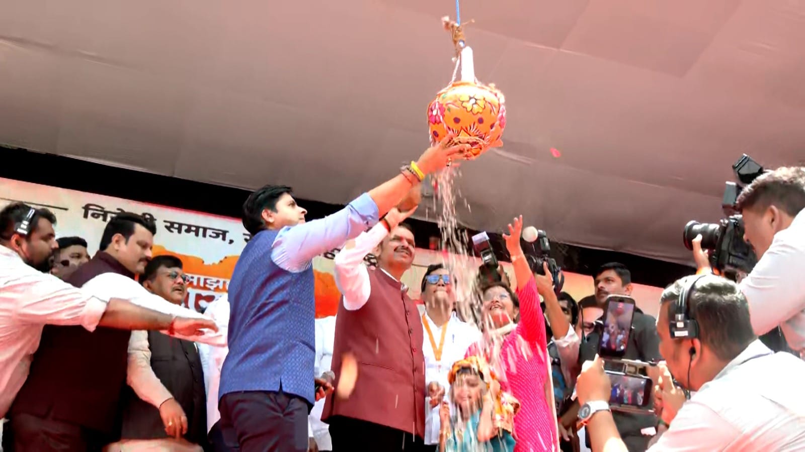 शारदा संकल्प प्रतिष्ठान आयोजित दहीहंडी उत्सवात यंदा महिला गोविंदा पथकांनी जास्त उपस्थिती लावली आहे. यंदा महिलांना भरघोस बक्षिसे देणायत येणार आहे तर यंदा नशामुक्त भारत अभियान नरेंद्र मोदी यांचं आहे. त्यांच्या अनुषंगाने नशामुक्त धोरण प्रचार करत हंडी उत्सव आयोजित केला आहे.