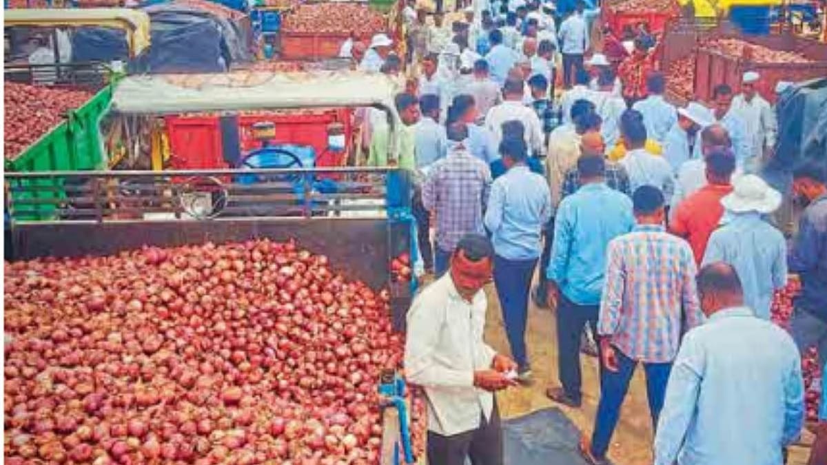 कांद्याचे बाजारभाव घसरल्याने शेतकऱ्यांच्या डोळ्यात पाणी... कांद्याचे बाजारभाव घसरल्याने शेतकऱ्यांच्या डोळ्यात पाणी...