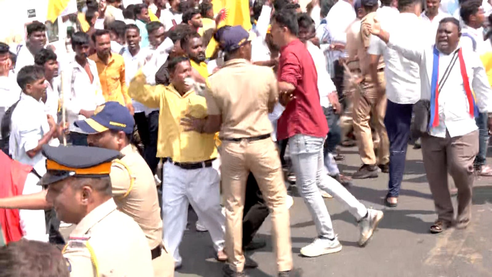 त्यामुळे आंदोलन हाताळताना पोलिसांसमोर कायदा-सुव्यवस्थेचे आव्हान निर्माण झाले. मातंग समाजाच्या आंदोलनामुळे मुंबईतील महत्त्वाच्या मार्गांवरील वाहतुकीवर परिणाम होण्याची शक्यता निर्माण झाली. दरम्यान, माजी आमदार रमेश कदम यांना मोर्चात सहभागी होण्यापूर्वीच पोलिसांनी स्थानबद्ध केले.