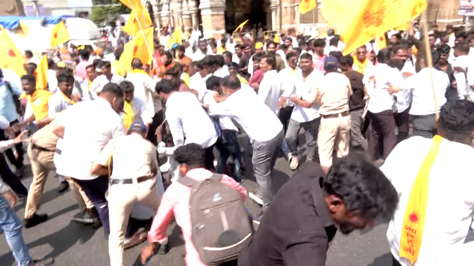 आंदोलनाच्या पार्श्वभूमीवर सीएसएमटी आणि बीएमसी परिसरात मोठा पोलीस बंदोबस्त तैनात करण्यात आला होता. आंदोलकांना रस्त्यावरून हटवण्यासाठी पोलिसांकडून समजूत काढण्याचे प्रयत्न सुरू होते. मात्र, शासनाकडून आरक्षणाच्या उपवर्गीकरणाबाबत निर्णय होईपर्यंत मुंबई सोडणार नसल्याची भूमिका आंदोलकांनी घेतली.
