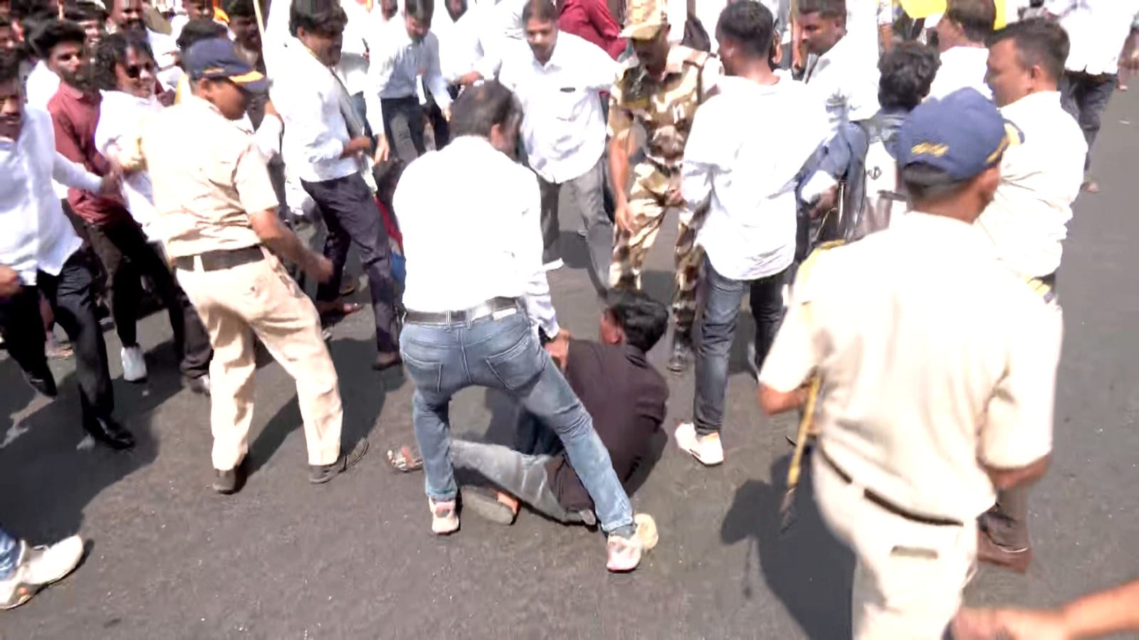 सकाळी सातच्या सुमारास कस्तुरबा मार्ग पोलिसांनी कायदा-सुव्यवस्थेचा प्रश्न निर्माण होऊ नये म्हणून ही कारवाई केल्याची माहिती देण्यात आली. आरक्षणाच्या उपवर्गीकरणाच्या मागणीवर शासनाचा निर्णय होईपर्यंत आंदोलन सुरू ठेवण्याचा निर्धार मातंग समाजाच्या आंदोलकांनी व्यक्त केला.