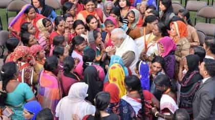 एक कोटी महिलांना मिळणार प्रत्येकी एक एक लाख, उत्तर प्रदेशच्या सरकारने.