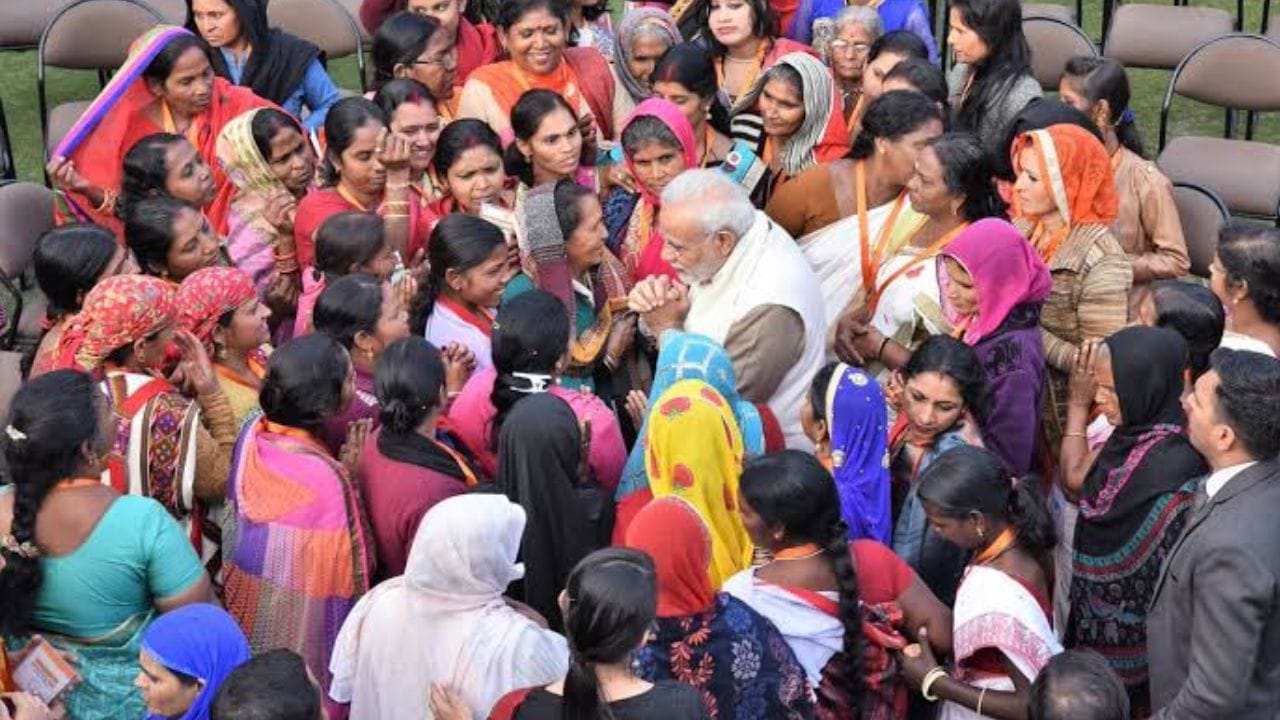 एक कोटी महिलांना मिळणार प्रत्येकी एक एक लाख, उत्तर प्रदेशच्या सरकारने थेट.. एक कोटी महिलांना मिळणार प्रत्येकी एक एक लाख, उत्तर प्रदेशच्या सरकारने थेट..