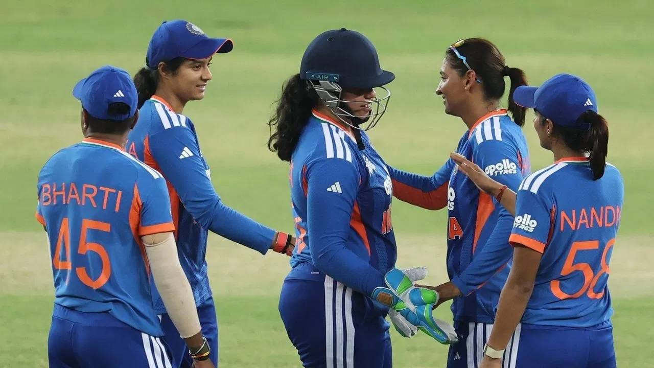 या सामन्यात भारताने पाकिस्तानला 55 धावांवर गारद केलं होतं. तसेच ही धावसंख्या 9व्या षटकात गाठली. तीन विकेट गमवून भारताने विजयी पताका फडकावली. भारताचा उपांत्य फेरीचा सामना 10 सप्टेंबरला होणार आहे. (Photo: Getty Images)
