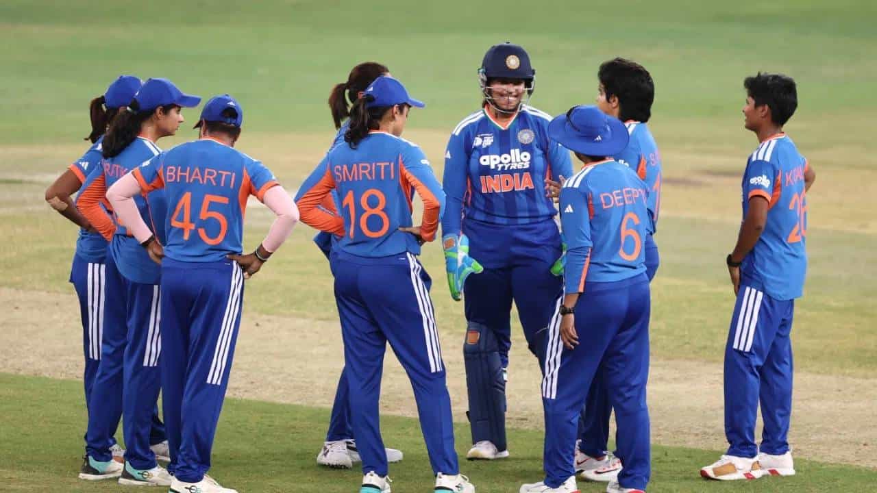 भारतीय महिला क्रिकेट संघाने अंतिम सामन्यात यजमान श्रीलंकेचा एकतर्फी पराभव करत नवव्यांदा आशिया कपचे विजेतेपद आपल्या नावावर केले. संपूर्ण स्पर्धेत भारतीय संघाच्या उत्कृष्ट कामगिरीसमोर आशियातील इतर कोणताही संघ टिकू शकला नाही. (फोटो-GETTY IMAGES)