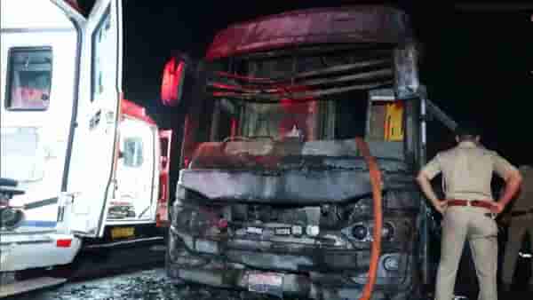 Yamuna Expressway Bus Fire : यमुना एक्सप्रेस वे वर धावती AC बस पेटली, 9 प्रवासी जिवंत जळाले