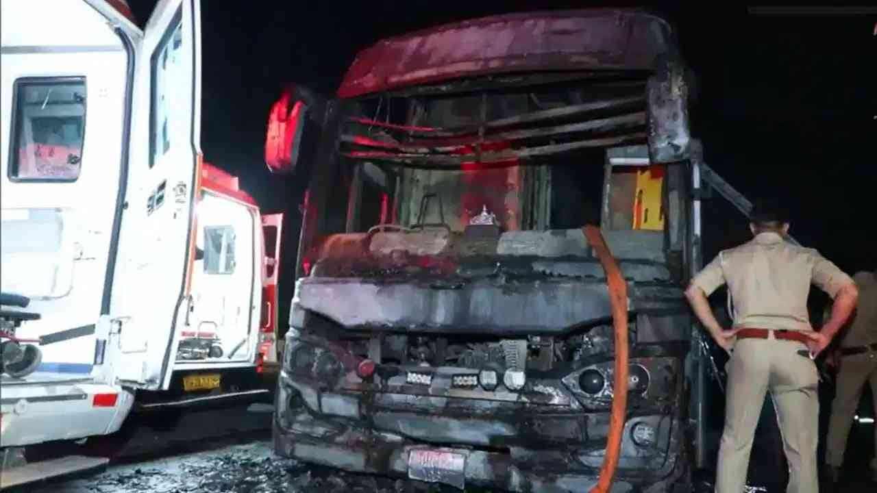 Yamuna Expressway Bus Fire : यमुना एक्सप्रेस वे वर धावती AC बस पेटली, 9 प्रवासी जिवंत जळाले Yamuna Expressway Bus Fire : यमुना एक्सप्रेस वे वर धावती AC बस पेटली, 9 प्रवासी जिवंत जळाले
