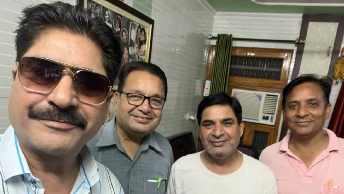 प्रसिद्ध अभिनेत्याच्या भावाला 3000 रुपये लाच घेताना अटक, नेमकं प्रकरण काय? प्रसिद्ध अभिनेत्याच्या भावाला 3000 रुपये लाच घेताना अटक, नेमकं प्रकरण काय?