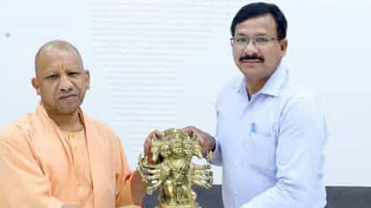 तुकाराम मुंढेंसारखा धडाकेबाज अधिकारी, 2 कोटी जिंकणाऱ्यांना हटवलं.