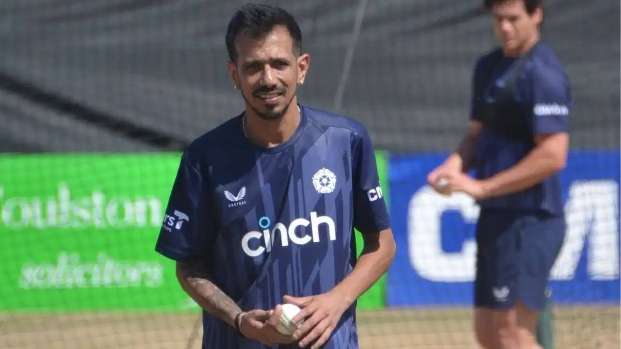 भारताचा फिरकीपटू युजवेंद्र चहल याने लंडनमधील ऐतिहासिक लॉर्ड्स मैदानावरील स्वतःचा एक फोटो शेअर करत त्याला द लास्ट डान्स असे कॅप्शन दिले आहे. या गूढ पोस्टमुळे क्रिकेट जगतात मोठी खळबळ उडाली आहे.