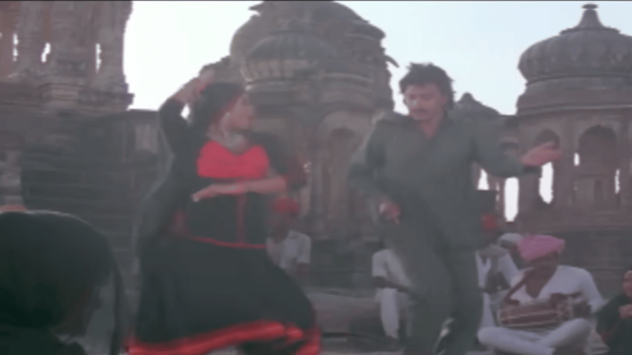 ‘गुलामी’मध्ये धर्मेंद्र, मिथुन चक्रवर्ती, नसीरुद्दीन शाह आणि स्मिता पाटील यांच्यासह अनेक कलाकार होते.