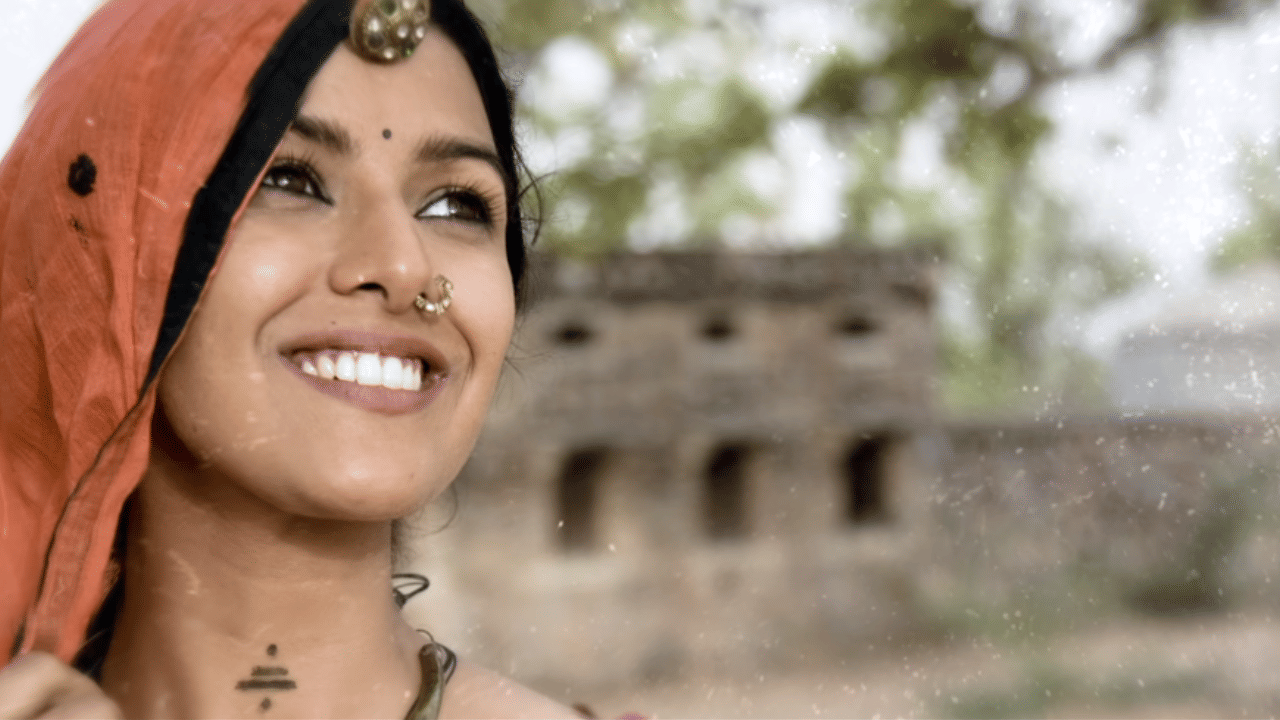 निधनाच्या दिवशीही केली परफॉर्मन्स वडिलांच्या निधनाच्या दिवशी कैलाश खेर यांनी स्टेजवर लाइव्ह परफॉर्मन्स दिला. पुढे याच अनुभवातून आत्मा आणि परमात्म्याच्या नात्यावर हे गाणे साकारले. ‘आज मेरे पिया घर आवेंगे’ हे गाणे वरवर प्रेमगीत वाटत असले तरी त्यामागे आत्मा, परमात्मा आणि मृत्यूचा आध्यात्मिक संदर्भ आहे. वडिलांच्या निधनाने कैलाश खेर यांच्या मनावर झालेला परिणाम या गाण्याच्या निर्मितीमागे महत्त्वाचा ठरला.