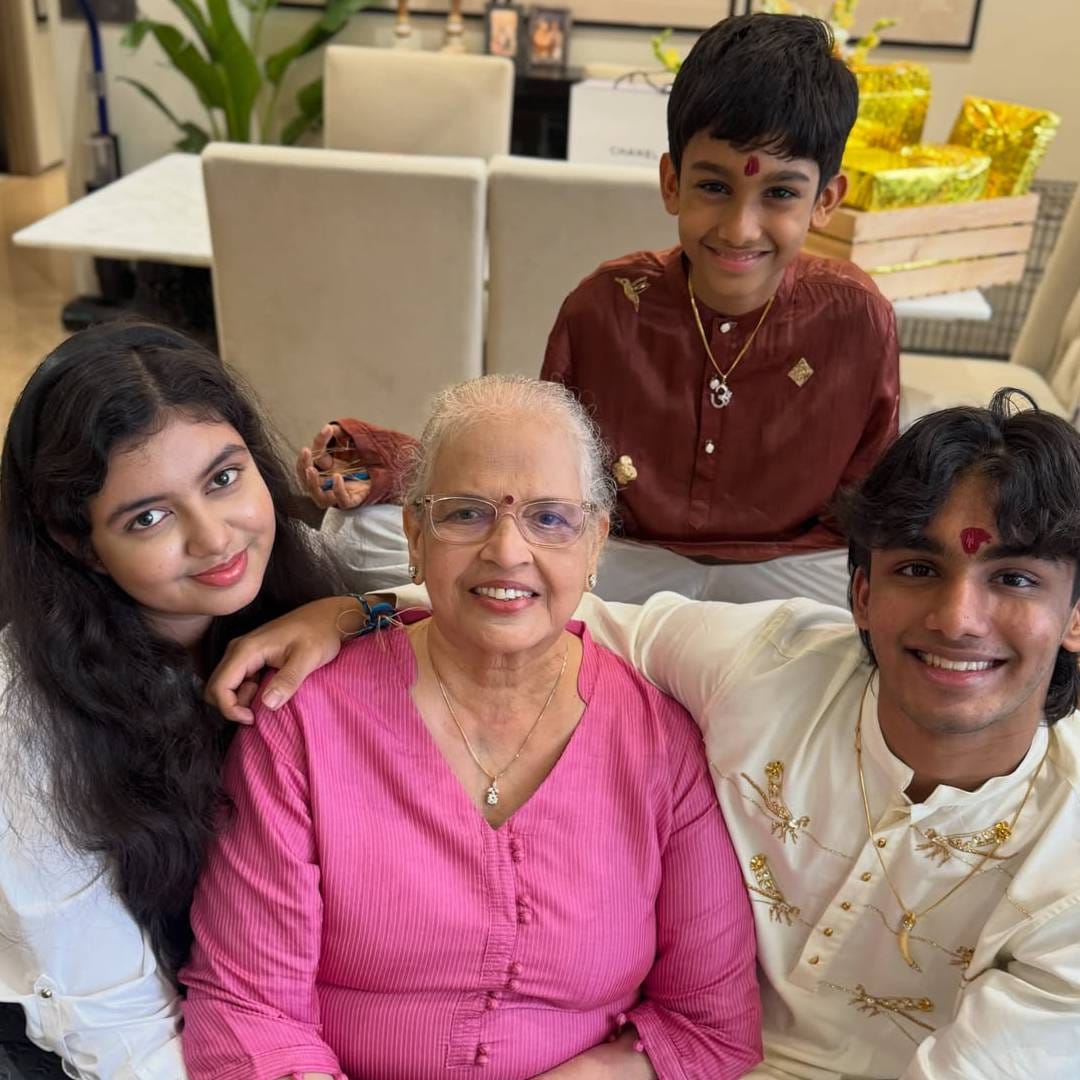 रक्षाबंधनाच्या निमित्ताने ऐश्वर्याने तिच्या माहेरच्या कुटुंबासोबत वेळ घालवल्याचं या फोटोमधून दिसतं. ऐश्वर्याची वहिनी श्रीमा रायने हा खास फोटो सोशल मीडियावर शेअर केला. तिच्या शेजारी भाऊ आदित्य राय आणि वहिनी श्रीमा दिसत आहेत. या कौटुंबिक क्षणातील आणखी एक महत्त्वाची गोष्ट म्हणजे आराध्याची उपस्थिती. आराध्या तिची आजी वृंदा राय आणि मामे भावंडांसोबत दिसत आहे.