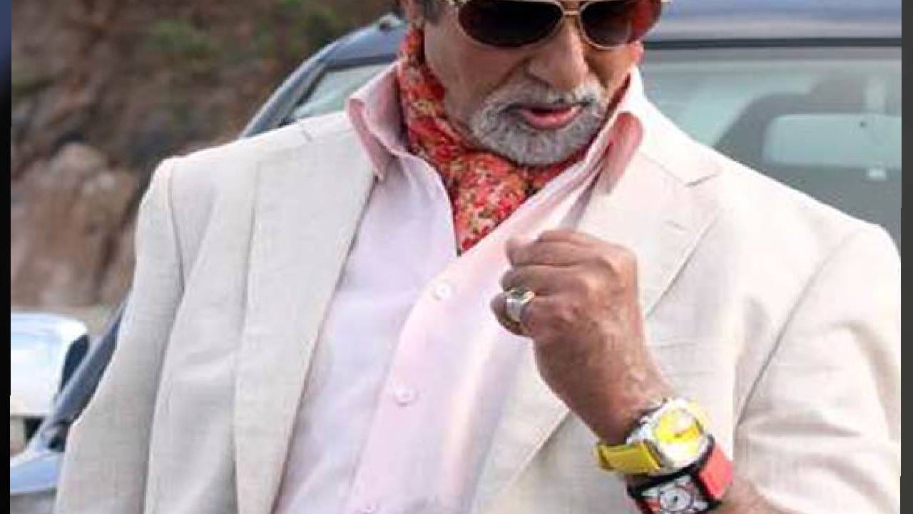 रिपोर्ट्सनुसार, बिग बी यांच्या कलेक्शनमध्ये Rolex आणि Patek Philippe यांसारख्या जगप्रसिद्ध ब्रँड्सच्या घड्याळांचा समावेश आहे. याशिवाय Baume & Mercier Hampton Classic Chronograph हे घड्याळही त्यांच्या कलेक्शनमध्ये आहे. या घड्याळाची किंमत सुमारे 2 लाख रुपये असल्याचे सांगितले जाते. इतकेच नाही तर Jaipur Watch Company, Richard Mille RM 010 आणि Seiko Vintage Watch यांसारख्या ब्रँड्सची घड्याळेही अमिताभ बच्चन यांच्याकडे आहेत. त्यांच्या घड्याळांच्या संपूर्ण कलेक्शनची किंमत कोट्यवधी रुपयांमध्ये असल्याचे विविध रिपोर्ट्समध्ये म्हटले जाते.