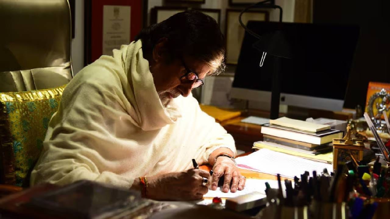 रिपोर्ट्सनुसार, बिग बी यांच्या कलेक्शनमध्ये Montblanc Honor de Balzac या प्रसिद्ध ब्रँडचे पेन आहे. या पेनची किंमत सुमारे 67 हजार रुपये असल्याचे सांगितलं जातं. याशिवाय त्यांच्याकडे डायमंड स्टडेड पेन असून, त्याची किंमत तब्बल 9 लाख रुपयांपर्यंत असल्याचा दावा केला जातो. अमिताभ बच्चन यांच्याकडे विविध ब्रँड्सची अनेक डिझायनर पेन आहेत. त्यांच्या कलेक्शनमध्ये तब्बल 30 पेन असल्याचे रिपोर्ट्समध्ये नमूद करण्यात आलंय. या पेनची एकूण किंमतही मोठी असल्याचे सांगितले जाते. विशेष म्हणजे, अमिताभ बच्चन हे काही काळ Parker या प्रसिद्ध पेन ब्रँडचे ब्रँड अॅम्बेसेडरही होते.
