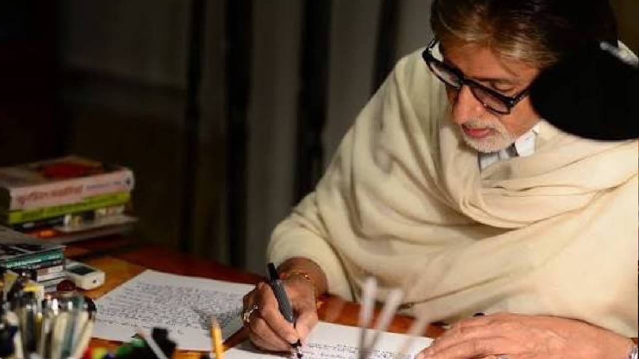 पेनचंही भन्नाट कलेक्शन - अमिताभ बच्चन यांचे वडील डॉ. हरिवंश राय बच्चन हे हिंदी साहित्यातील प्रसिद्ध कवी आणि लेखक होते. त्यामुळे लिखाणाची आवड अमिताभ बच्चन यांच्यातही दिसून येते. बिग बी यांना सुंदर आणि महागड्या पेनं बाळगण्याचाचा विशेष छंद आहे. अमिताभ बच्चन अनेकदा आपल्या जवळ महागडी पेनं ठेवतात. बॉलिवूडमधील कलाकारांच्या कामाचे कौतुक करण्यासाठी ते त्यांना पत्र लिहितात. त्यामुळे त्यांच्या पेनच्या कलेक्शनलाही विशेष महत्त्व आहे.