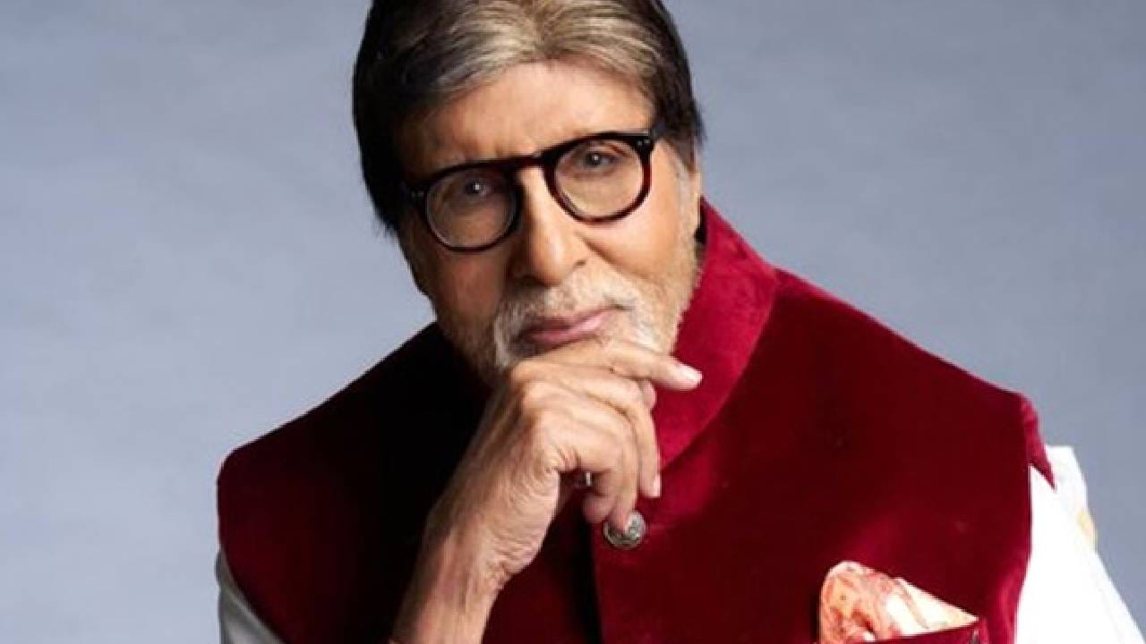 बॉलिवूडचे शहनेशाह अमिताभ बच्चन यांना खर वेगळ्या ओळखीची, किंवा परिचय करून देण्याची गरजच नाही. कित्येक दशकांपासून मोठ्या पडद्यावर अविरत काम करणाऱ्या बिग बी मोठा पडदा, टीव्ही, सगळं सगळं गाजवलं. 80 वर्ष पार केल्यावरही ते सतत काम करत असतात. ते आपल्या दमदार अभिनयामुळे आजही चाहत्यांच्या मनावर राज्य करतात. मात्र अमिताभ हे चित्रपटांव्यतिरिक्त त्यांच्या आलिशान जीवनशैलीमुळेही अनेकदा चर्चेत असतात. वयाच्या 83व्या वर्षीही ते मनोरंजनसृष्टीत सक्रिय असून, त्यांच्याकडे महागड्या गाड्या आणि आलिशान मालमत्तांसह अनेक मौल्यवान वस्तूंचे कलेक्शन आहे. बिग बी यांना अनेक गोष्टींचा छंद आहे. मात्र, त्यांच्या काही छंदांमध्ये महागड्या वस्तूंचा विशेष समावेश आहे. घड्याळं आणि पेन हे त्यांच्या कलेक्शनमधील दोन खास छंद मानले जातात.
